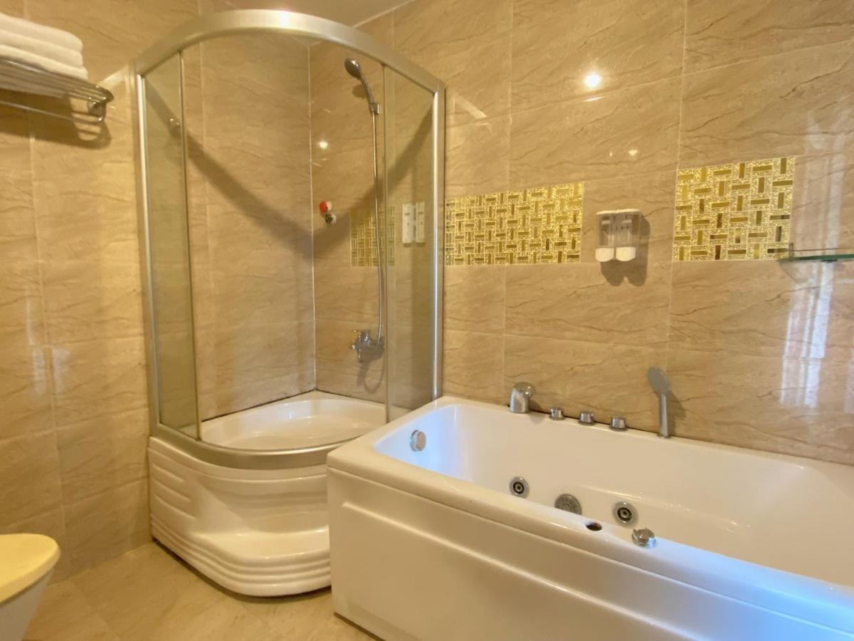 Crowne Bui Vien Hotel Ho Chi Minh City Bagian luar foto